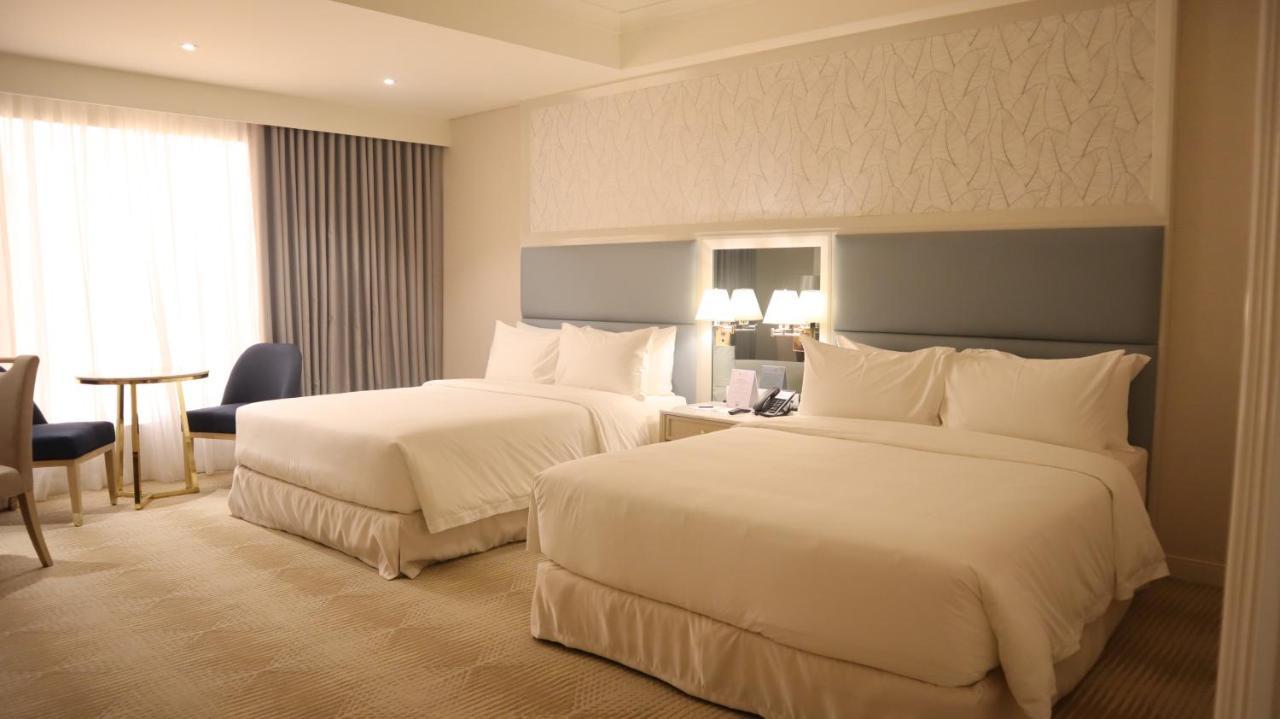 Royce Hotel & Casino Clark Field Exteriér fotografie