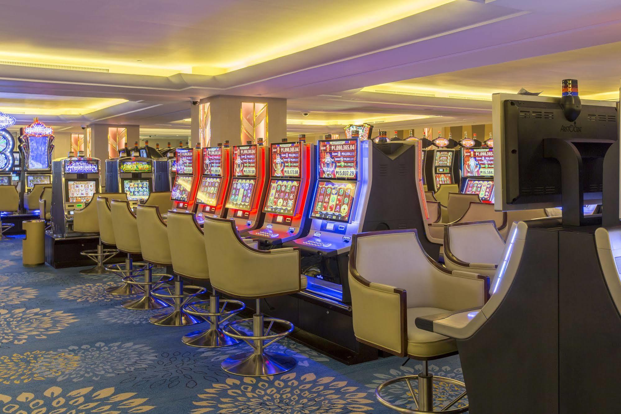 Royce Hotel & Casino Clark Field Exteriér fotografie